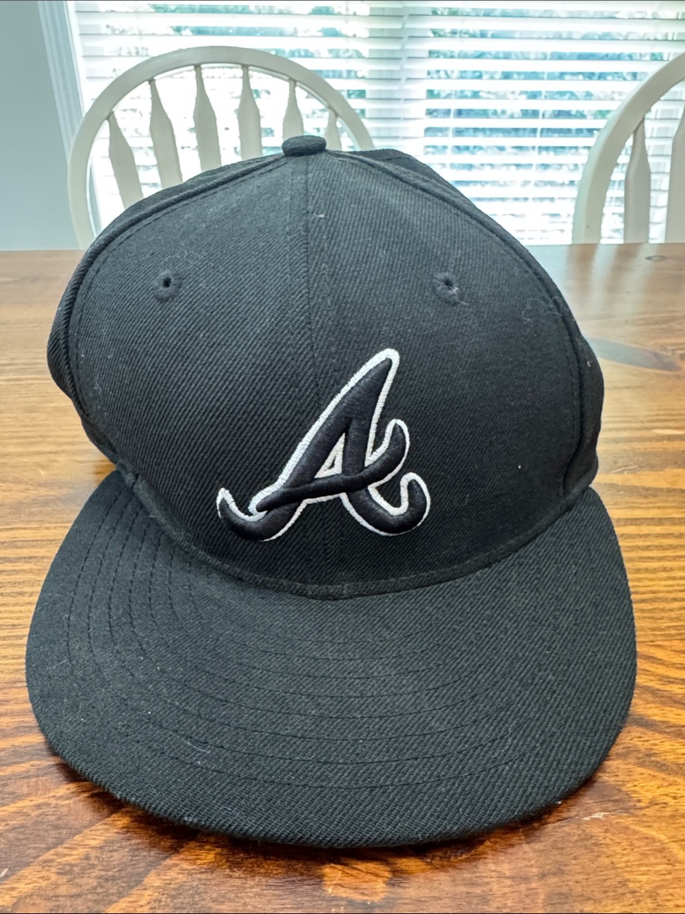 Atlanta Braves. New Era Black 59FIFTY Fitted Baseball Cap. Size 7 55.8cm. Black.